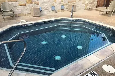 Image de Ultimate Couple's Escape! 1 Comfy Unit and Pool.