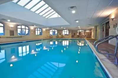 Image de Great Find! 2 Comfy Units And Pool.
