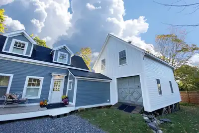 Image de Cozy, Artful, Classic Maine Home