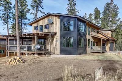 Image de Bearded Wonder – Hot tub, shuffleboard, foosball & modern rustic mountain luxury!