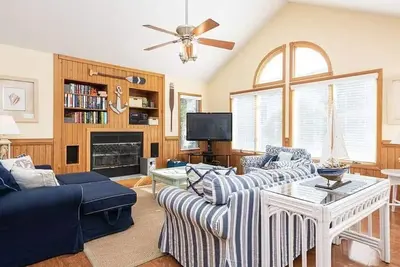 Image de Lakefront, 5bed/4bath, private pool, hot tub, bikes!