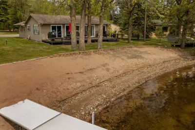 Image de Relax at The Lazy Loon- Lakeside fire pit/Swimming/Hot tub/Game room