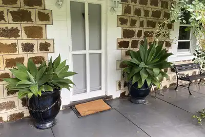 Image de A secluded rural cottage in lovely gardens minutes from the beach