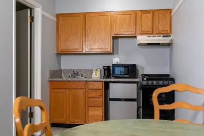 Image de Hidden Gem! Spacious Room | On-site Pool +Sauna | Close to Downtown