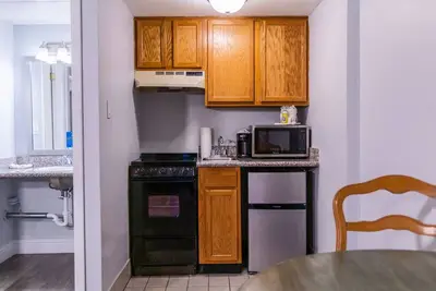 Image de Perfect for Family & Friends! Spacious Rooms w/ Kitchenette | Free Parking