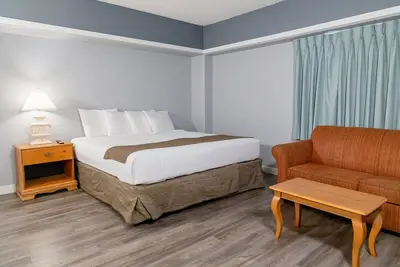 Image de Your Next Ultimate Getaway Starts Here! Spacious Room w/ Kitchenette | Pool