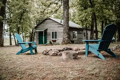 Cute Ozark Mountain cabin in the woods: a quiet escape or adventurous exploring