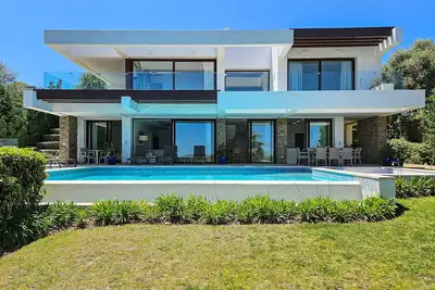 Luxurious Frontline Golf Villa with infinity pool and sea-view