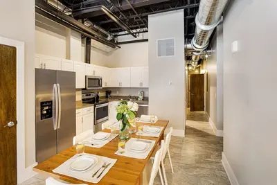 Spacious Condo In Heart of City by Lucky Savannah