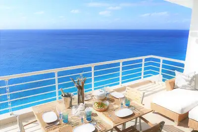 Image de Oceanfront penthouse condo, stylish  private 360 stunning views two terraces.