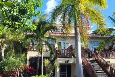 Image de Private exclusive boutique condo assn only 6 units, walk to beach with a pool