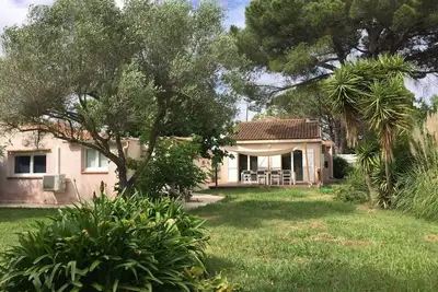 Image de Maison climatisée Hyères 7 minutes à pied de la plage  terrain clos de 1300 m2.
