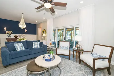 Image de Poolside Villa w/ Seasonal Beach Shuttle & Fun Amenities in Central Destin! 🌴💙