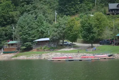 Image de Lakefront Bungalow, New Boat Dock, Hot Tub, Firepit