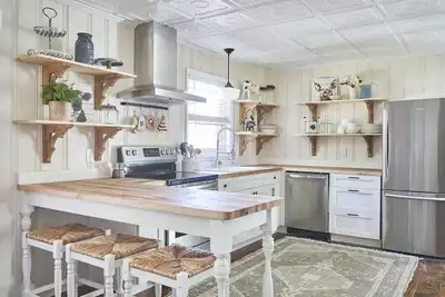 Image de Home - King Bed, Equipped Kitchen - Long Terms Ok.