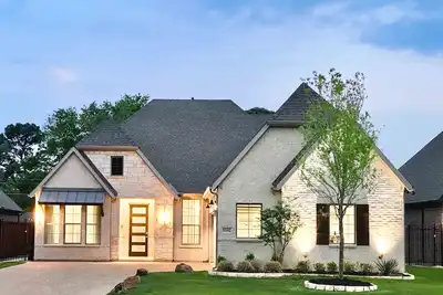 Image de Prime Location Game Room Hot Tub Putting Green 4 Full Baths Walk to Stadiums
