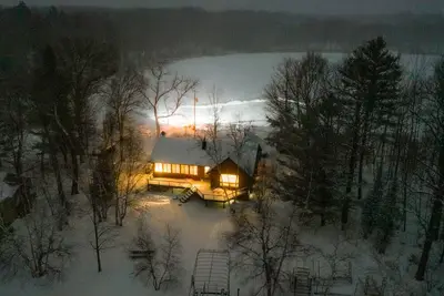 Image de Cozy retreat on Two Lakes for the price of one! 4 beds 3 baths + sauna