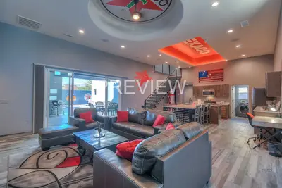 Image de Modern Gasoline Alley w/Hot Tub & 3 King Beds