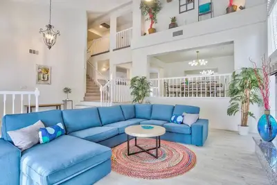 Image de Spectacular spacious home with private pool