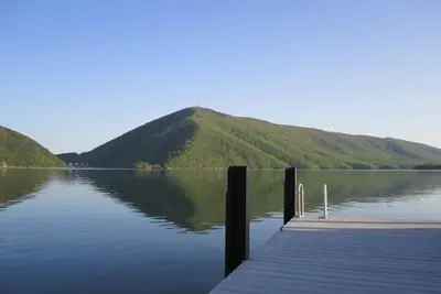 Image de 5 Bedrooms, 1 Flex Room, 3 Bathrooms! Gorgeous Mountain and Wide Water Views! Paved Driveway to th