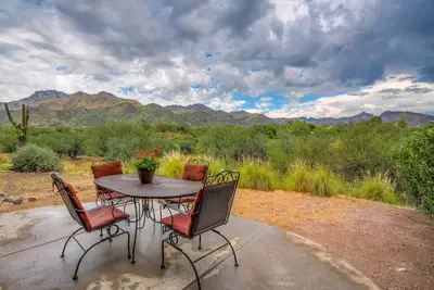 Image de 2 bedrm 1st floor with Expanded Patio-Stunning Mountain Views & Tucson Charm