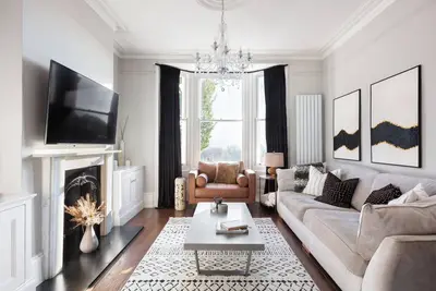 Image de 2 Bedroom Beautiful Terrace Home Located Close to Brighton City Centre.