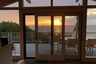 Image de Come vacation at this beautiful five-star home, right on the beach!