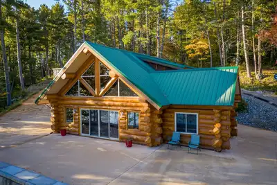 Image de Stunning 4 Season Lake Burntside Log Cabin