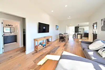 Image de Large Remodeled home in the village of A. G.