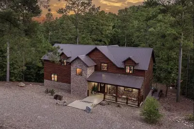 Image de Great family cabin! Huge deck! Creek! Mini cabin! Lots of amenities!