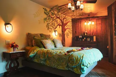Image de Unique Treehouse With Spectacular View.