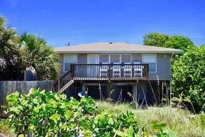 Image de The Island: Beachfront cottage, private dock on north canal just steps away!