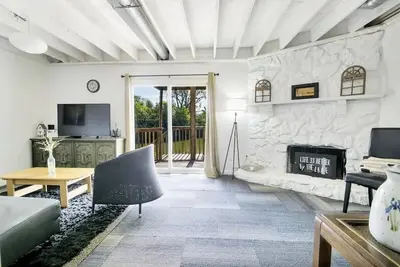 Image de Luxe Lakefront Getaway in Heart of City! (Cdc Safe)