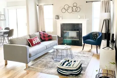 Image de 💥Sun Lit Stylish Modern Treasure, close to Road Atlanta🏡 Long Term Stay Welcome!