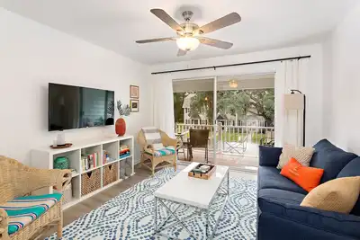 Image de Second floor condo with access to heated pool!