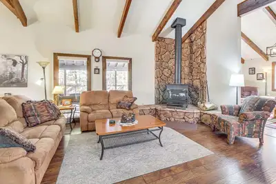 Image de Spacious Cabin w/ Deck: 7 Mi to Show Low!