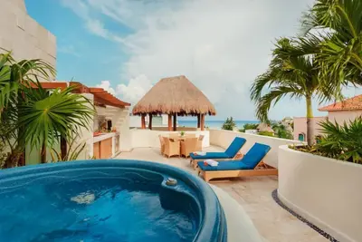 Image de Ocean View 3 story Penthouse with private rooftop, jacuzzi, and balconies