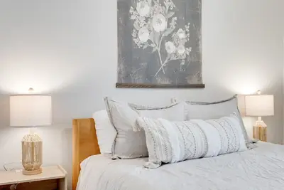 Image de Updated, One bedroom | Quick Drive to Broadway