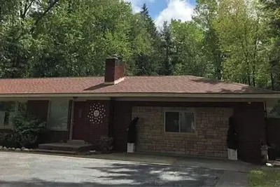 Image de Modern Home, Secluded Hideaway in Southfield.