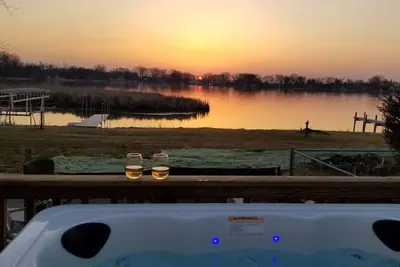 Image de Gorgeous Nautical 2/2 Lake House Chain O` Lakes with Hot Tub