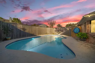Image de 5bd/3ba Bright & Cheerful + Backyard Pool Retreat