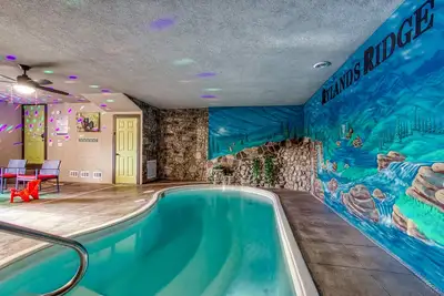 Image de Cabin w/ Indoor Pool, Theater, Hot Tub & Views – Sleeps 12