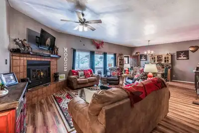 Image de Gotch Eyed Moose | Pool + Tennis, Balcony, Views