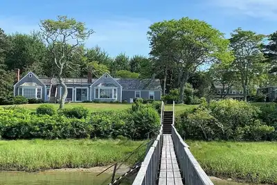 Image de Pet friendly, water views and lush lawns!