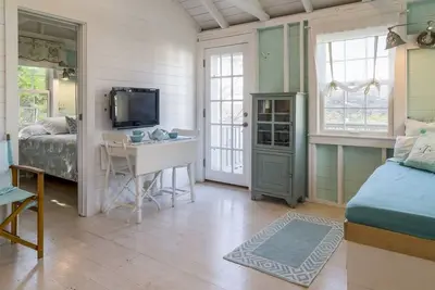 Image de Colorful clapboard cottage perfect for 2!