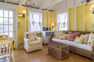 Image de Cute clapboard cottage on the hill off Stage Island Road!