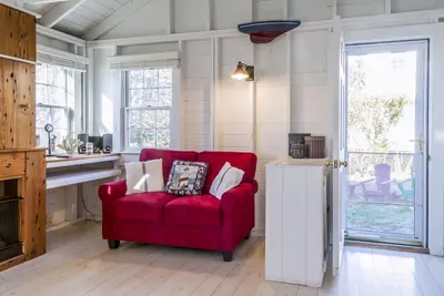 Image de Sweet clapboard cottage that is walk to the beach and downtown!