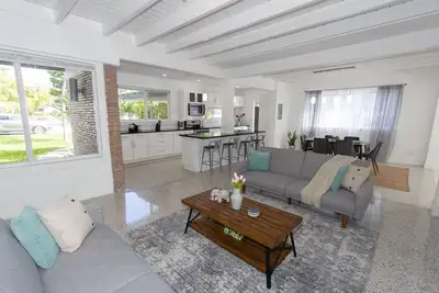 Image de Bright & Spacious 4 mi to Beach +Big Backyard
