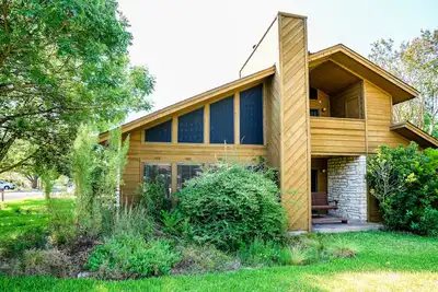 Image de Cabin near Creek in Friendly Neighborhood- Great for family or business travel!