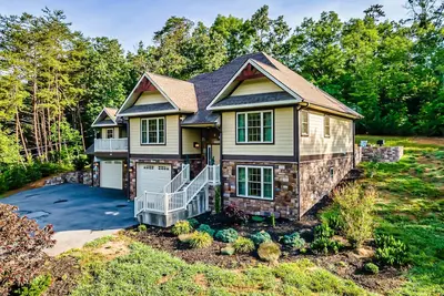 Image de Luxury Villa! Backyard, 1 mile to Parkway! Hot tub & Gameroom!